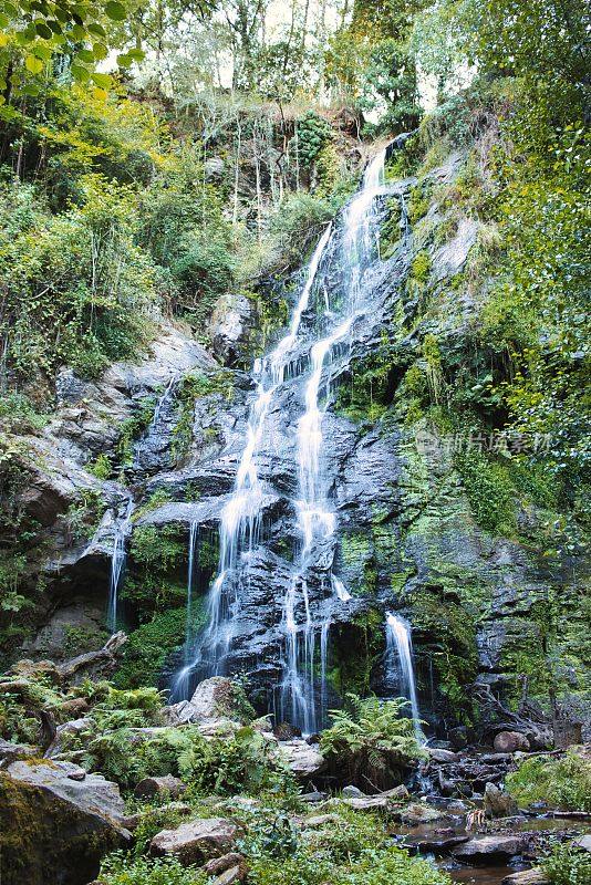 瀑布被称为Fervenza das hortas，位于加利西亚的A Corua。